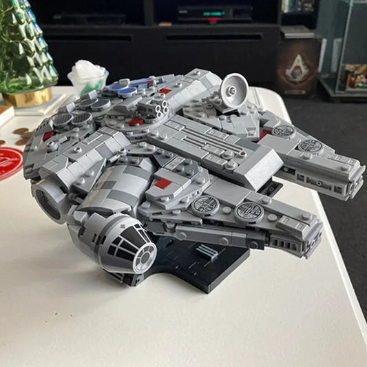 navire de guerre vaisseau spatial ensemble Falcon